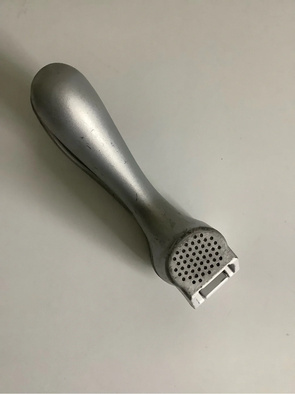 PAMPERED CHEF Garlic Press